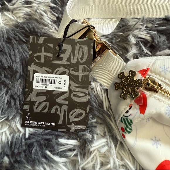 Cakeworthy Mickey & Minnie Scented Fanny Pack Belt Bad with Snowmen NWT - Picture 8 of 11